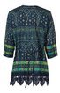 Dunkelblauer Damenmantel mit grünem, gelbem und blauem Ethno- Muster, halblange Ärmel, lockere Passform, verstellbarer Taillenzug, unterer Saum mit gehäkelter Quaste, hinten gesehen