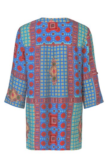 Langärmliges Kleid in Blau und Rot, geometrisches Muster mit Quadraten, Kreisen und Rechtecken, lockere Passform, rundhals, knielang