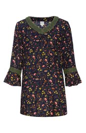 Dunkelblaues Kleid mit buntem Blumenmuster, grüne Spitzen an V-Ausschnitt und Ärmeln, 3/4-Ärmel mit Volant, gerade geschnitten