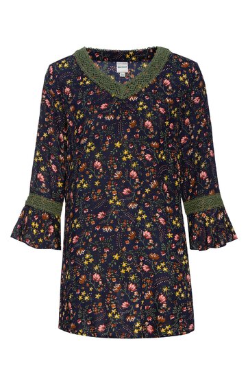 Dunkelblaues Kleid mit buntem Blumenmuster, grüne Spitzen an V-Ausschnitt und Ärmeln, 3/4-Ärmel mit Volant, gerade geschnitten