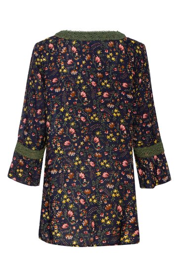 Dunkelblauer Tunika-Blusenshirt mit buntem Blumenmuster, grüne Zierborten an Ärmeln und Kragen, lange Ärmel, gerade geschnitten