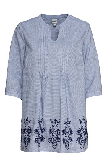 Hellblaues Damen-Tunikahemd mit 3/4-Ärmeln, Rundhalsausschnitt mit kleinem Schlitz, senkrechte Bügelfalten auf der Brust, dunkelblaue floral-orientalische Stickerei entlang des Saums