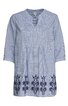 Hellblaues Damen-Tunikahemd mit 3/4-Ärmeln, Rundhalsausschnitt mit kleinem Schlitz, senkrechte Bügelfalten auf der Brust, dunkelblaue floral-orientalische Stickerei entlang des Saums