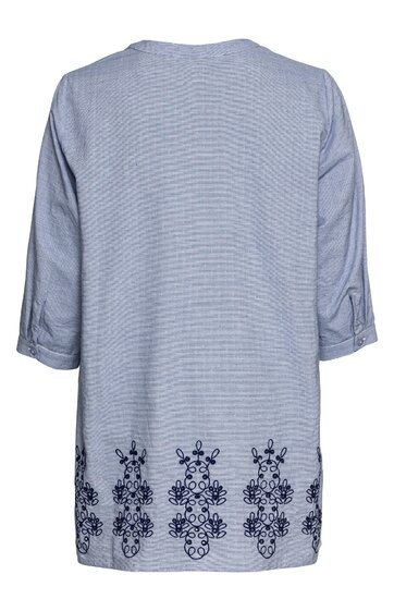 Hellblaues Langarmshirt ohne Kragen, schulterfrei geschnitten, mit schwarzen Blumenmotiven am unteren Saum, lockere Passform, Ärmel mit Knopfverschluss, Rückansicht
