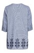 Hellblaues Langarmshirt ohne Kragen, schulterfrei geschnitten, mit schwarzen Blumenmotiven am unteren Saum, lockere Passform, Ärmel mit Knopfverschluss, Rückansicht