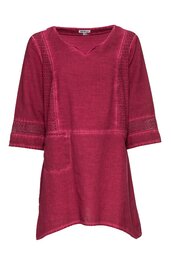 Rotes Shirt mit U-Ausschnitt, 3/4-langen Ärmeln, Ziernähten entlang der Ärmel und Vorderseite, zwei aufgesetzten Taschen, gerade geschnitten, lässige Passform