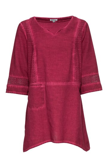 Rotes Shirt mit U-Ausschnitt, 3/4-langen Ärmeln, Ziernähten entlang der Ärmel und Vorderseite, zwei aufgesetzten Taschen, gerade geschnitten, lässige Passform