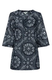 Dunkelblaues Longsleeve mit weißem Mandala-Muster, Rundhalsausschnitt, 3/4-langen Ärmeln, gerade geschnitten, ohne sichtbare Verschlüsse