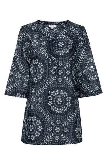 Dunkelblaues Longsleeve mit weißem Mandala-Muster, Rundhalsausschnitt, 3/4-langen Ärmeln, gerade geschnitten, ohne sichtbare Verschlüsse