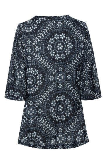 Dunkelblauer Pullover mit weißem Blumenmuster in kreisförmigen Anordnungen, Rundhalsausschnitt, halblange Ärmel, lockere Passform