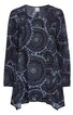 Langärmliges Tunikaoberteil in Dunkelblau mit mandalaartigem Kreismuster in Hellblau und Grau, Rundhalsausschnitt, lockere Passform, unregelmäßiger Saum