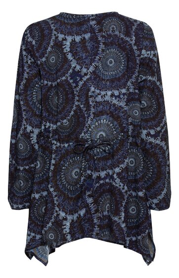 Langer Pullover dunkelblau mit mandalaähnlichem Muster in verschiedenen Blautönen, Rundhalsausschnitt, lange Ärmel, asymmetrischer Saum