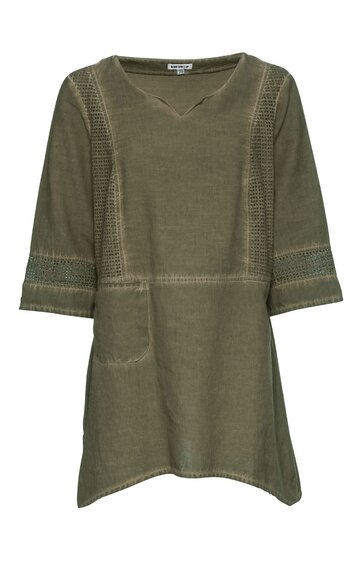 Olivegrünes Damen-Shirt mit 3/4-Ärmeln, Rundhalsausschnitt mit kleinem V-Schlitz, aufgesetzten Nähten an Ärmeln und Vorderteil, locker geschnitten