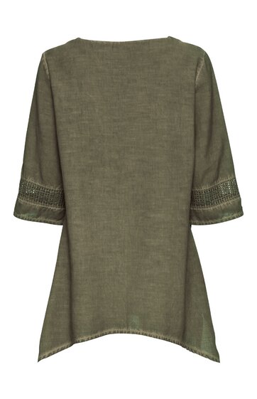 Olivgrüne Bluse mit dreiviertellangen Ärmeln, spitz zulaufender Saum, schlichte Rückseite ohne Muster, Ärmelabschluss mit kleiner Lochstickerei