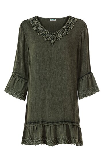 Dunkelgrünes Kleid mit floralem Spitzenbesatz am V-Ausschnitt, dreiviertellangen Ärmeln mit Volants und Spitzenabschluss, ausgestellter Schnitt, unterer Saum mit Volants und Spitzenkante