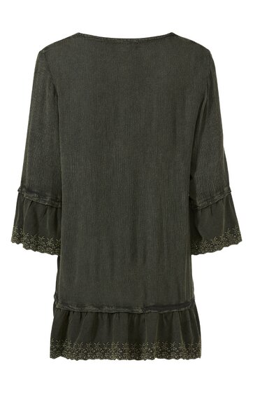 Olivgrünes Kleid ohne Muster, U-Boot-Ausschnitt, dreiviertellange Ärmel mit Volant und Spitze am Saum, unterer Saum mit Volant und Spitzenbesatz