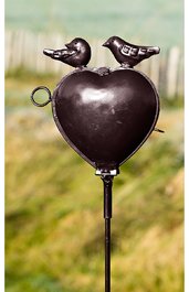 Metallornament für Garten, dunkelbraun, herzförmig mit zwei Vögeln oben, rundem Ring an der linken Seite, auf Stab montiert