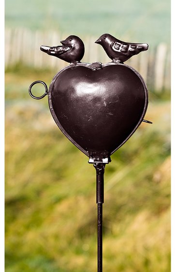 Metallornament für Garten, dunkelbraun, herzförmig mit zwei Vögeln oben, rundem Ring an der linken Seite, auf Stab montiert