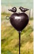 Metallornament für Garten, dunkelbraun, herzförmig mit zwei Vögeln oben, rundem Ring an der linken Seite, auf Stab montiert