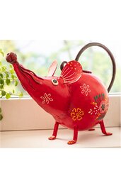 Rote Keramikfigur in Form einer Maus mit floralem Muster in Gelb, Weiß, Grün und Blau, großer rundlicher Körper, verlängerte Schnauze, aufrecht stehende Beine, geschwungener schwarzer Schwanz, bemalte Ohren und Augen