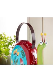 Spieluhr in Form einer Schnecke, bordeauxroter Körper mit Blumenmuster in Blau, Orange und Grün, grüne Schneckenkopf mit großen weißen Augen und gelben Antennen, brauner Henkel oben zum Tragen