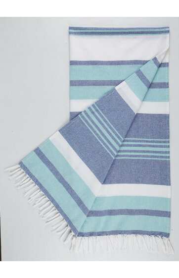 Strandtuch oder Badetuch mit breiten horizontalen Streifen in Weiß, Hellblau und Dunkelblau, rechteckig mit Fransen an den kurzen Seiten, eine Ecke umgeschlagen, flach liegend