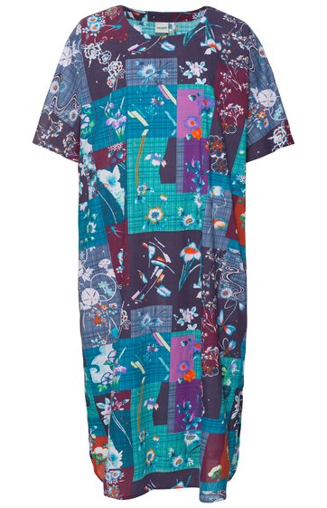 Knieumspielendes Freizeitkleid in Blau- und Türkistönen, Patchworkmuster mit Blumen und geometrischen Formen, Rundhalsausschnitt, kurze Ärmel, gerade geschnitten