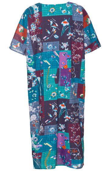 Kleid in mittlerem Blau mit Farbflächen in Dunkelblau, Türkis und Lila, florales und geometrisches Muster, kurzärmlig, locker geschnitten, knielang