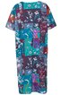 Kleid in mittlerem Blau mit Farbflächen in Dunkelblau, Türkis und Lila, florales und geometrisches Muster, kurzärmlig, locker geschnitten, knielang