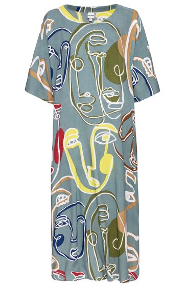Knielanges Kleid in matter grünblauer Farbe mit abstraktem, mehrfarbigem Linienmuster in Weiß, Gelb, Rot, Blau und Braun, Rundhalsausschnitt, kurze halbweite Ärmel, lockere gerade Form