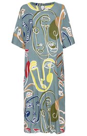 Knielanges Kleid in matter grünblauer Farbe mit abstraktem, mehrfarbigem Linienmuster in Weiß, Gelb, Rot, Blau und Braun, Rundhalsausschnitt, kurze halbweite Ärmel, lockere gerade Form