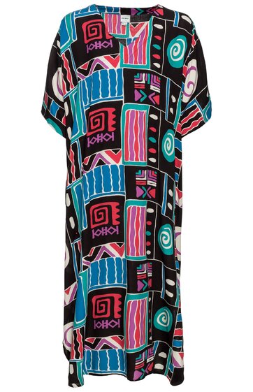 Langes Kleid in Schwarz mit buntem geometrischem Muster in Blau, Türkis, Pink und Rot, lockere Passform, kurze weite Ärmel, rundhals, gerade geschnittener Saum