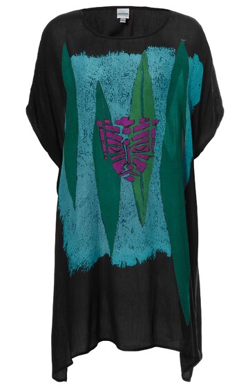 Schwarzes Oversize-Kleid mit abstraktem Muster aus türkisblauen und grünen Flächen, mittig violettes Blattmotiv, Rundhalsausschnitt, lockere Passform, kurzärmelig