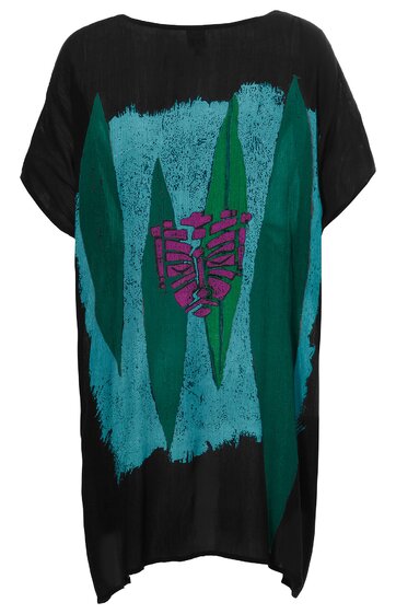 Locker geschnittenes schwarzes Oberteil mit rundem Ausschnitt, mittellangen Ärmeln, abstraktem Muster in Türkis und Grün, pinkes geometrisches Detail in der Mitte, asymmetrischer Saum