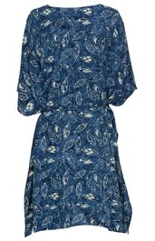 Blaues Kleid mit weißem Blattmuster, rundem Ausschnitt, drei Viertel langen Ärmeln, tailliert mit Gürtel, knielang