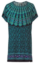 Kurzärmeliges Damenoberteil in Schwarz mit türkisfarbenem und violettem Paisley-Muster am Rundhalsausschnitt, florales Muster am Körper, gerade Form, Hüftlänge