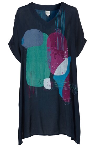 Dunkelblaues locker geschnittenes Kleid mit V-Ausschnitt, kurze Ärmel mit Umschlag, abstraktes mehrfarbiges Muster in Türkis, Lila, Blau und Weiß auf der Vorderseite