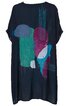 Ärmelloses, locker geschnittenes Kleid in Dunkelblau, abstraktes Muster mit großen farbigen Formen in Blau, Türkis, Pink und Weiß, Rundhalsausschnitt, knielang