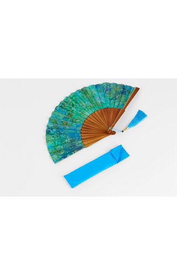 Handfächer mit blau-grünem Blumenmuster, braune Rippen, blauer Quastenanhänger, blaue Stofftasche