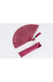 Fächer in dunkelrosa mit durchbrochenem Spitzenmuster, handgehalten, mit passender dunkelrosafarbener Hülle, Quaste am Griff