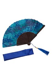 Fächer in Blau- und Türkistönen mit schwarzem Griff, geschwungenes Muster, Quaste am Griff, flach liegend neben blauem Stoffetui