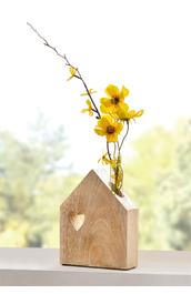 Holz-Haus mit Blumenvase