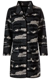 Langärmeliger Mantel in Schwarz und Grau mit abstraktem Muster, Reverskragen, durchgehende Knopfleiste vorne, zwei aufgesetzte Taschen, gerade geschnitten
