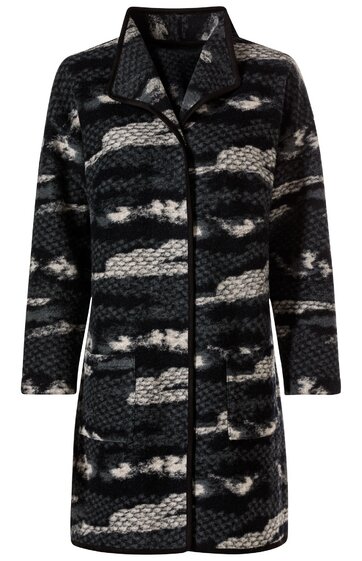 Langärmeliger Mantel in Schwarz und Grau mit abstraktem Muster, Reverskragen, durchgehende Knopfleiste vorne, zwei aufgesetzte Taschen, gerade geschnitten