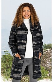 Langer Mantel in Schwarz und Dunkelgrau mit Camouflage-Muster, durchgehende Knopfleiste, Stehkragen, seitliche Eingrifftaschen, getragen von Frau mit halb geöffnetem Mantel, mit weißem Rollkragenpullover und grauer Hose