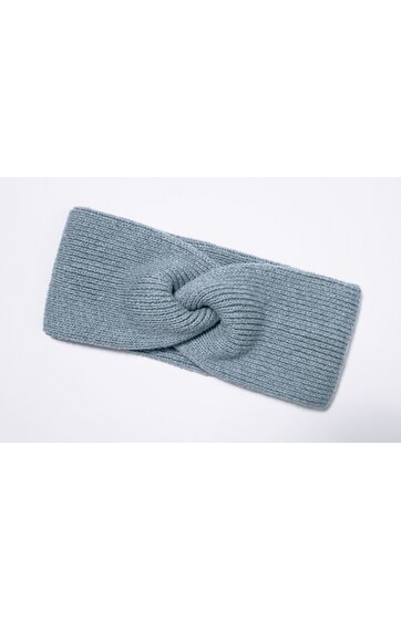 Hellblaues gestricktes Stirnband mit gedrehter Vorderseite, rechteckige Form, feine Rippenstruktur