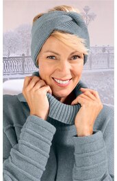 Hellblauer Strickpullover mit hohem Rollkragen und Rippstrickmuster, zusammenpassendes hellblaues Strickstirnband mit verdrehtem Knoten, getragen von lächelnder Frau, lange Ärmel mit Rippbündchen