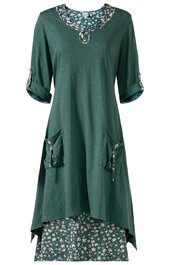 Dunkelgrünes, langärmliges Kleid mit floralem Einsatz am Rundhalsausschnitt und unterem Saum, Ärmel mit Riegel, zwei seitliche Taschen mit Knopfverschluss, locker fallende Passform