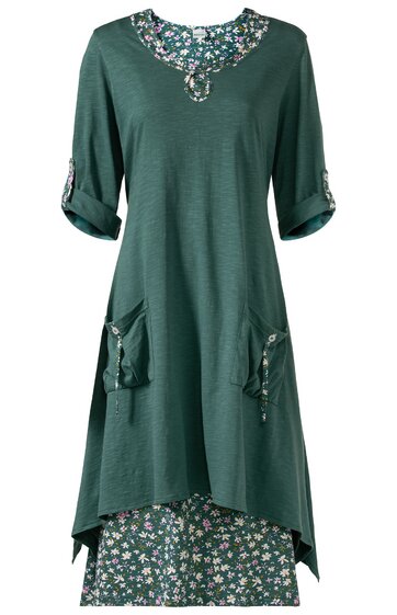 Dunkelgrünes, langärmliges Kleid mit floralem Einsatz am Rundhalsausschnitt und unterem Saum, Ärmel mit Riegel, zwei seitliche Taschen mit Knopfverschluss, locker fallende Passform