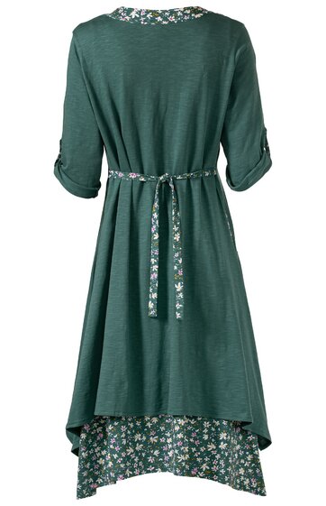 Dunkelgrünes Kleid mit floral gemustertem Einsatz am Saum und Rückenausschnitt, halblange Ärmel mit Aufschlag, Bindegürtel aus gemustertem Stoff, asymmetrischer Saum, Rückenansicht